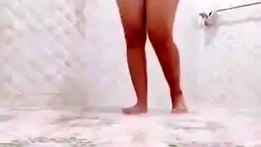 Cute aunty bathing full nude in bathroom has got her showcasing nudity well