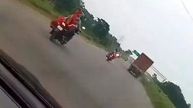 Hot daring wife Showing her ass in Shopping mall and Highway 2clips merged