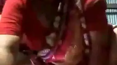 Bangla sex video of a poor aunty bouncing on a plastic bottle