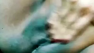 Big ass MILF fingering pussy after showing nude body