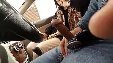 Mumbai lady enjoys outdoor sex by sucking a dick in car