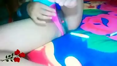 නංගියා පැන්සසල් පෙට්ටියම හිලට දාගෙන