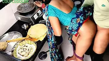 ( Kichen Sex )6) Mami Khana Khane Baithi Hai Jab Tak Chod Lete Hai