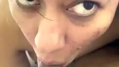 Sexy nude babe gives a desi blowjob to her guy