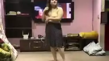 Big-boobed Desi XXX girl dancing nude striptease on camera