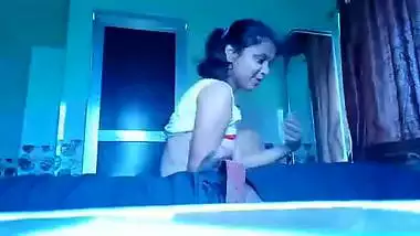 Virgin girlfriend riding dick of boyfriend viral MMS