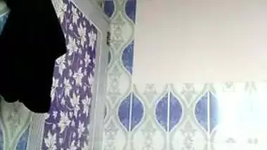 Single Desi lady is in a mood to expose her amazing XXX melons