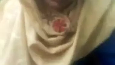 Sexy Desi Dehati beauty shows her shaved XXX pussy in outdoor MMS clip