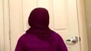 Modest Indian teen caught flashing assets for lover in Desi mms video