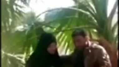 Cheating Paki aunty sucks dick outdoor in the park and swallows cum, Desi mms