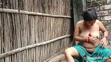 Nude Bhabhi gives a blowjob to her Devar in a desi sex video