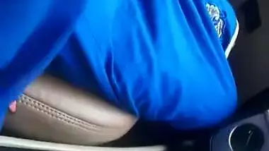 Inside car Bhabi ki chut m ungli ki or boobs dbaye and handjob too -2