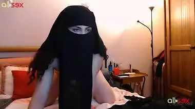 Indian takes off hijab after she rides a dildo for a while