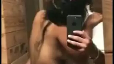 Desi mms clip of Indian lovers caught making out after relax in bath