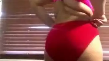 Big ass Paki naked striptease MMS