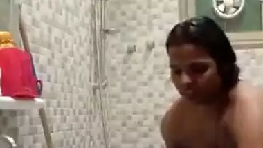 Desi aunty bathroom selfie Video
