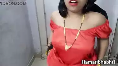 Indian Desi Hot Sexy Aishwarya Bhabhi ki geeli chut ki doggy style me khade khade choda. Indian Desi Hindi Hot BF Video.