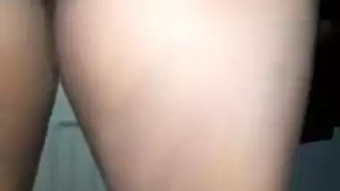 Indian Village Bhabhi Ki Chut Ki Garmi, Cooler Se Hawa Le Rhi Chut Me