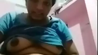 Desi pulls top up to show off her tits and perform XXX masturbation