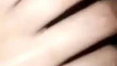 Good-looking Desi chick shows her sweet XXX pussy in solo MMS video