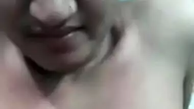 Man penetrates Desi MILF's shaved snatch with his XXX tool in MMS video