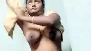 Modest Desi gal with saggy XXX tits changes clothes in front of cam
