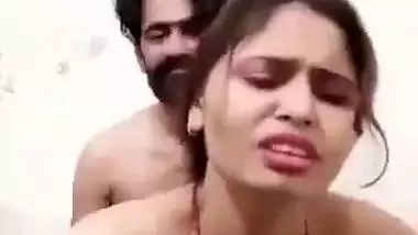 Husband bangs his nude wife’s pussy in the desi sex video