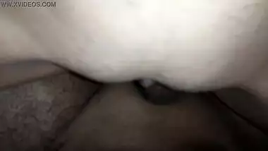 Guy penetrates Desi pussy open on cam unlike face hidden in XXX video