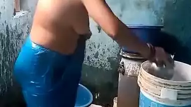 Today Exclusive- Desi Bhabhi Record Her Bathing Video For Lover Part 1
