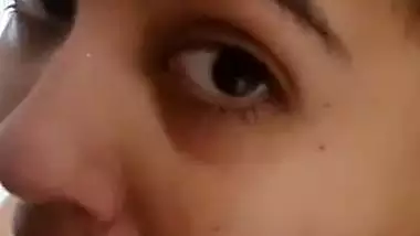 Seductive eyes girlfriend Indian blowjob in nudity