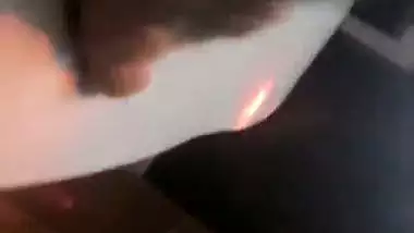 Safada adora dar o rabo enquanto o corno sai com os amigos