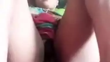 Amateur Desi MILF spreads legs to show XXX pussy in solo MMS video