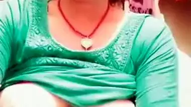 MMS video of Desi in a green top who shows off her XXX body parts