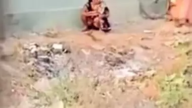 Man films Desi aunty peeing outdoors and leaks XXX video in MMS niche