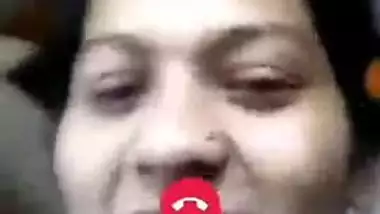 Indian online porn slut exposes her boobies for a cunning tit-hunter