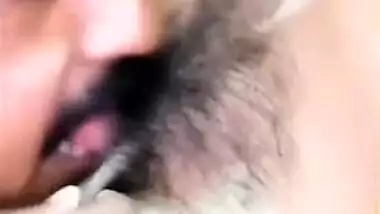 Desi charmer practices oral XXX sex with hairy pussy lover in MMS clip