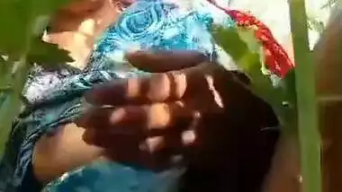 Village bhabhi in farm field showing naked body parts