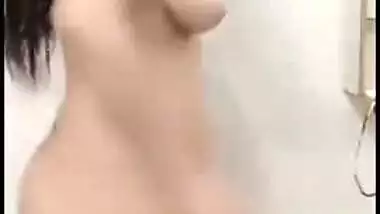 Nude XXX dance of beautiful Desi model who likes to show her curves