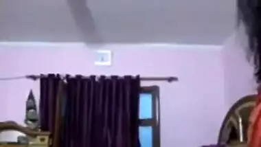 Indian whore gives sex joy to XXX fans flashing a bit her pussy