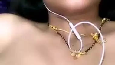 Curvy Desi Bhabhi takes various poses to make XXX fans see boobs well