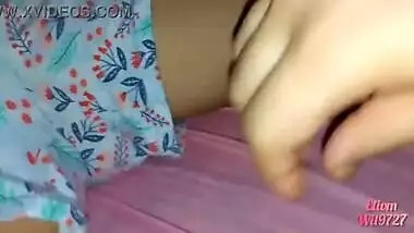 Xxx desi video casero con mi hermanastra primera vez en su cama hacemos cosas debajo de las sabanas