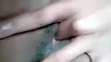 Sweet Indian gal with body of porn diva fingers trimmed twat on cam