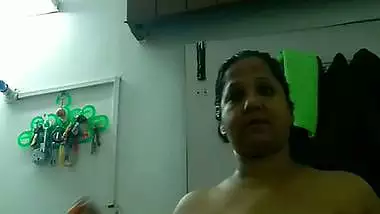 Stepmom naked after bath showing big boobs viral MMS