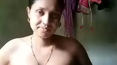 Cheating dehati hottie making her naked selfie in a bathroom