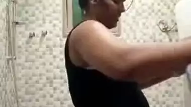 Bitchy Desi beauty gets naked and dressed in sex show on XXX camera