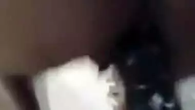 Seule A Ison, Je M Explose Le Cul Avec Le Gros Gode De Ma Mere Pour La Toute Premiere Fois !