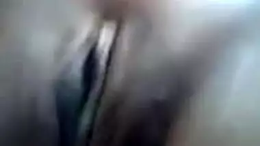 Desi MILF has shaved XXX hole to expose it on camera in the MMS video