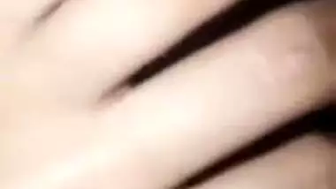 Good-looking Desi chick shows her sweet XXX pussy in solo MMS video