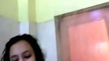 Today Exclusive- Cute Look Desi Girl Record Her Bathing Selfie