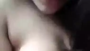 Solo porn video of the Desi hottie with plump lips and big juicy tits